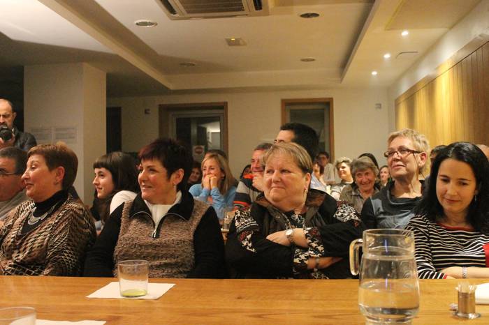 Iturriaga eta Egaña bertsolariak, irudia eta emozioa bart Arrieskalletan