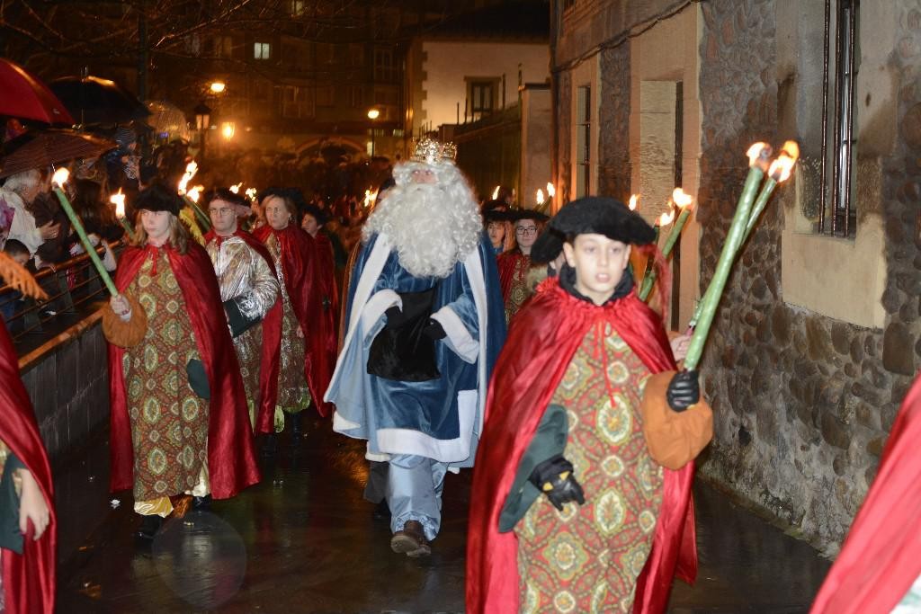 Errege Magoen zuzi-argi emaile izateko deialdia