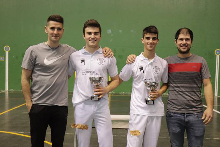 Diaz de Gereñuk eta Urdanpilletak txapela jantzi dute