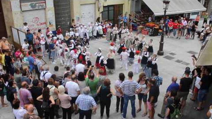 Gaur goizean zehar herriko kaleetatik desfilatu dute dantzari txikiek, eta zenbait puntutan emanaldiak eskaini