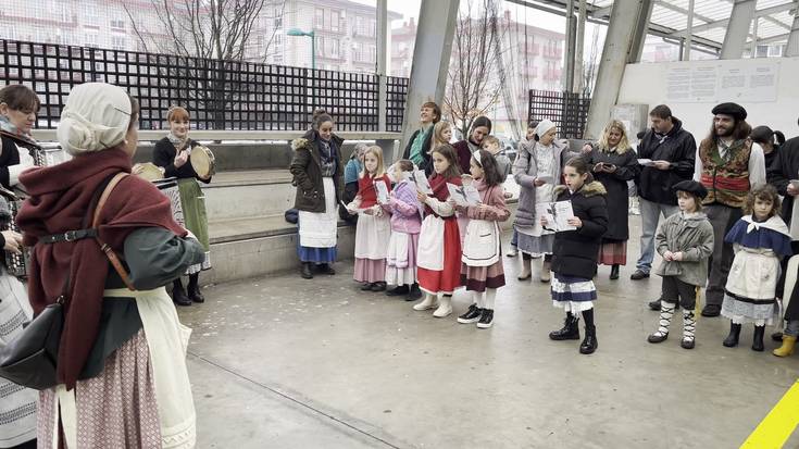 'Horra, Mari Domingi' abestu dute jarraian