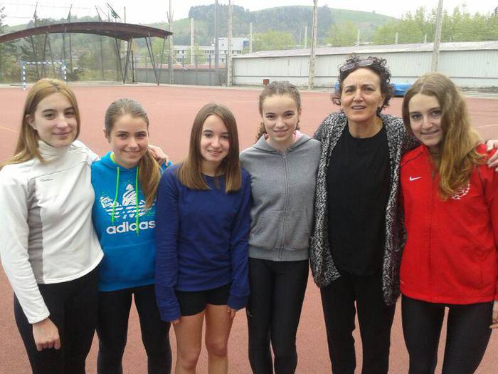 Atleta gazteak ere indarrez