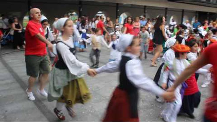 Giro ederrean eman diote bukaera parte-hartzaileek gaurko dantzari txiki egunari