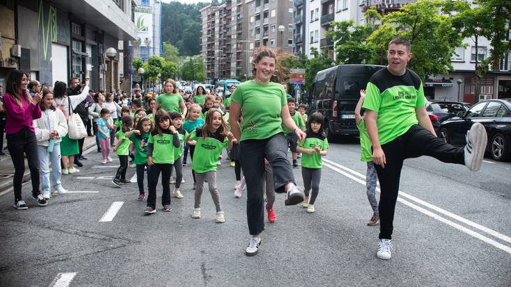 Desfile koloretsu batekin ekin diote 22. Antzerki eta Dantza Asteari
