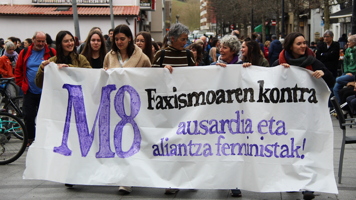 Borroka feminista aldarritzeko kalera atera dira herritarrak