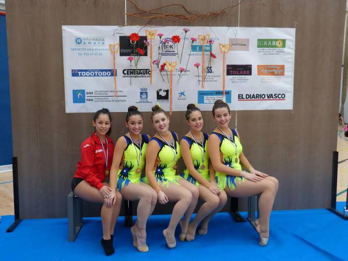 Jubenil mailako gimnastak, podiumean