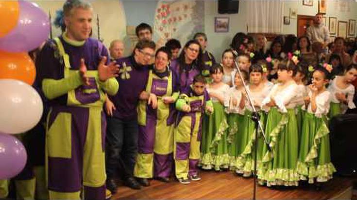Gaur arratsaldean Semblante Andaluzen egoitzara gerturatu direnek elkartea bera zoriondu dute, 25 urte betetzen dituelako aurten