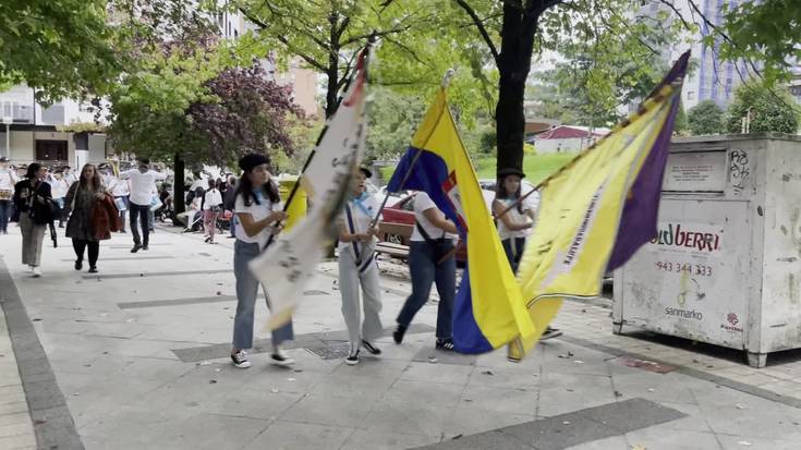 Helduen danborrada auzoan barrena ibili da larunbat arratsaldean