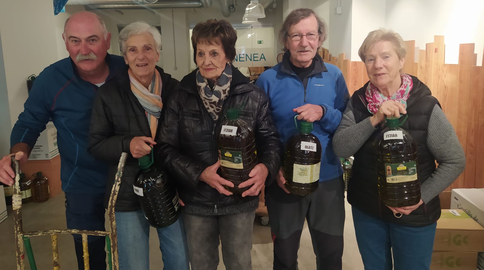 Xumelako zenbait kide boluntario lana egiten ari dira Errigorako olioa banatzen