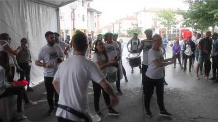 Ederki astindu dituzte gorputzak lasarteoriatarrek gaur arratsaldean, Dinbi Banda taldearen emanaldian