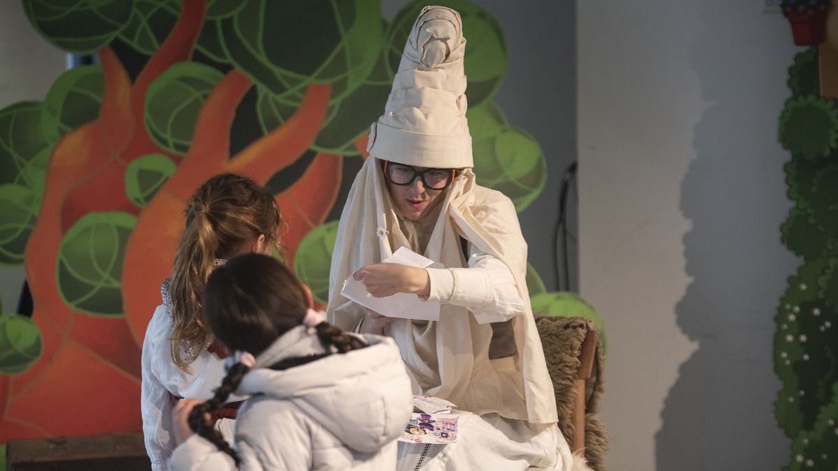 Herritarren maitasuna eta eskutitzak jasotzen hasi dira Mari Domingi eta Olentzero