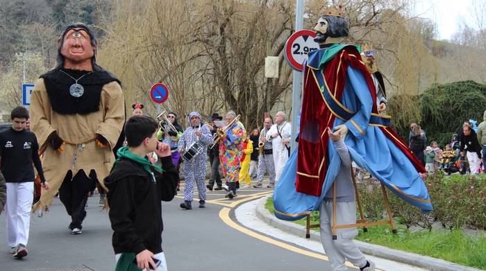 Inauteri igandea: erraldoi eta buruhandiak