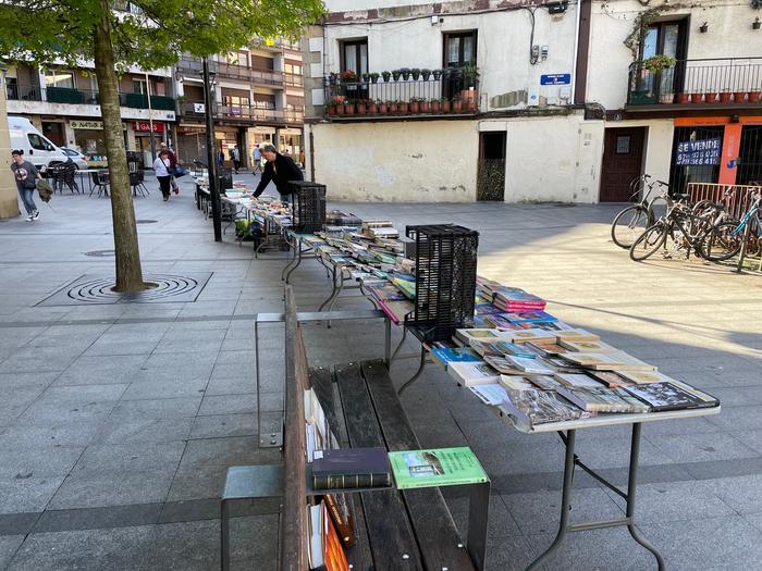 Bigarren eskuko disko eta liburuak erosteko aukera dute herritarrek Okendo plazan