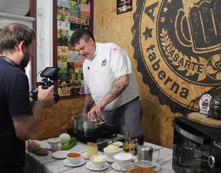 Txangurroa donostiar erara nola kozinatzen duen erakutsi du