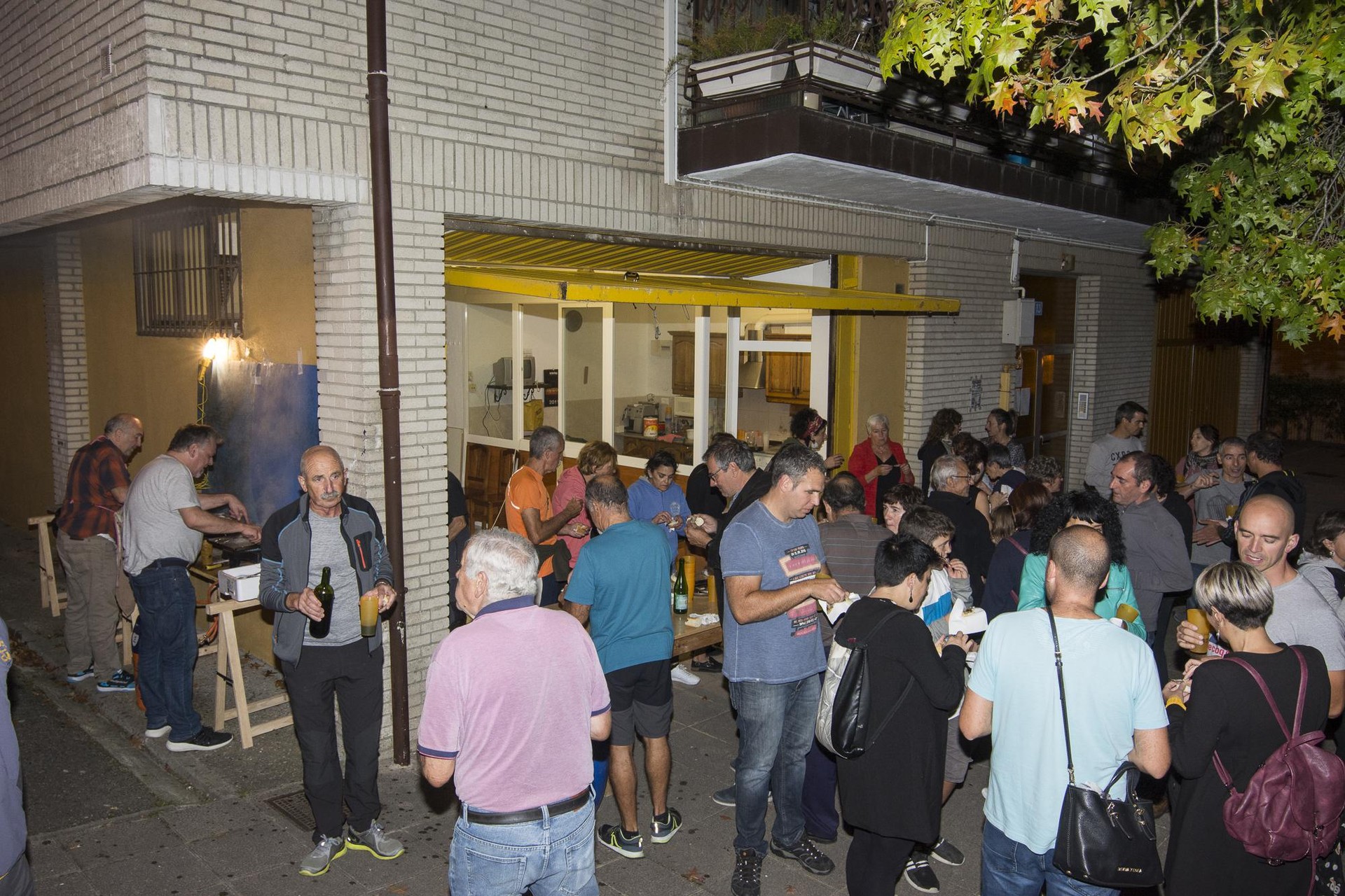 Udazkenari ongietorria, argazki eta sardina artean