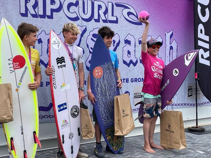 Hodei Murgiondo surflaria podiumetik podiumera dabil