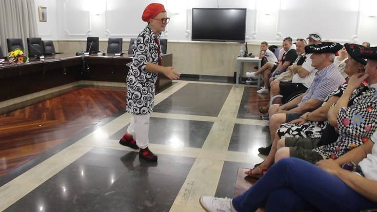 Herriko hiru pertsona maitagarri saritu dituzte udaletxeko pleno aretoan