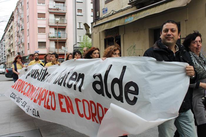 Correos bulegoko langileak  mobilizazioekin aurrera