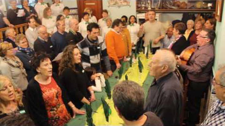 Bazkaltzen hasi aurretik andaluziar ereserkia abestu dute Semblante Andaluzen egoitzan elkartu direnek