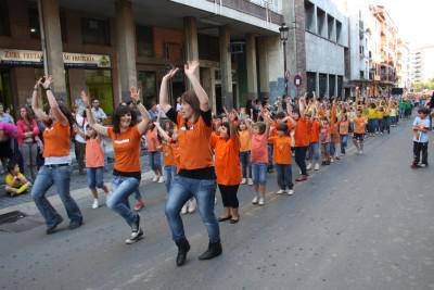 Kolore eta musikaz bete zen herria
