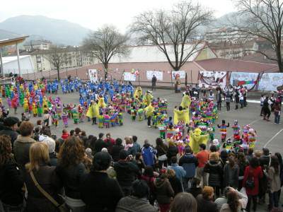 Ikastetxeeak kolorez bete zituzten Inauteriek