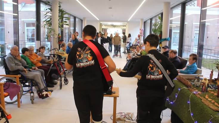 Los Brochetas taldeak emanaldi eskaini diete Atsobakarreko egoiliarrei