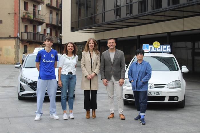 Dirulaguntza lerro berria aurkeztu du udalak gidabaimenaren atal teorikoa euskaraz egin eta gainditzen dutenen herritarrentzat