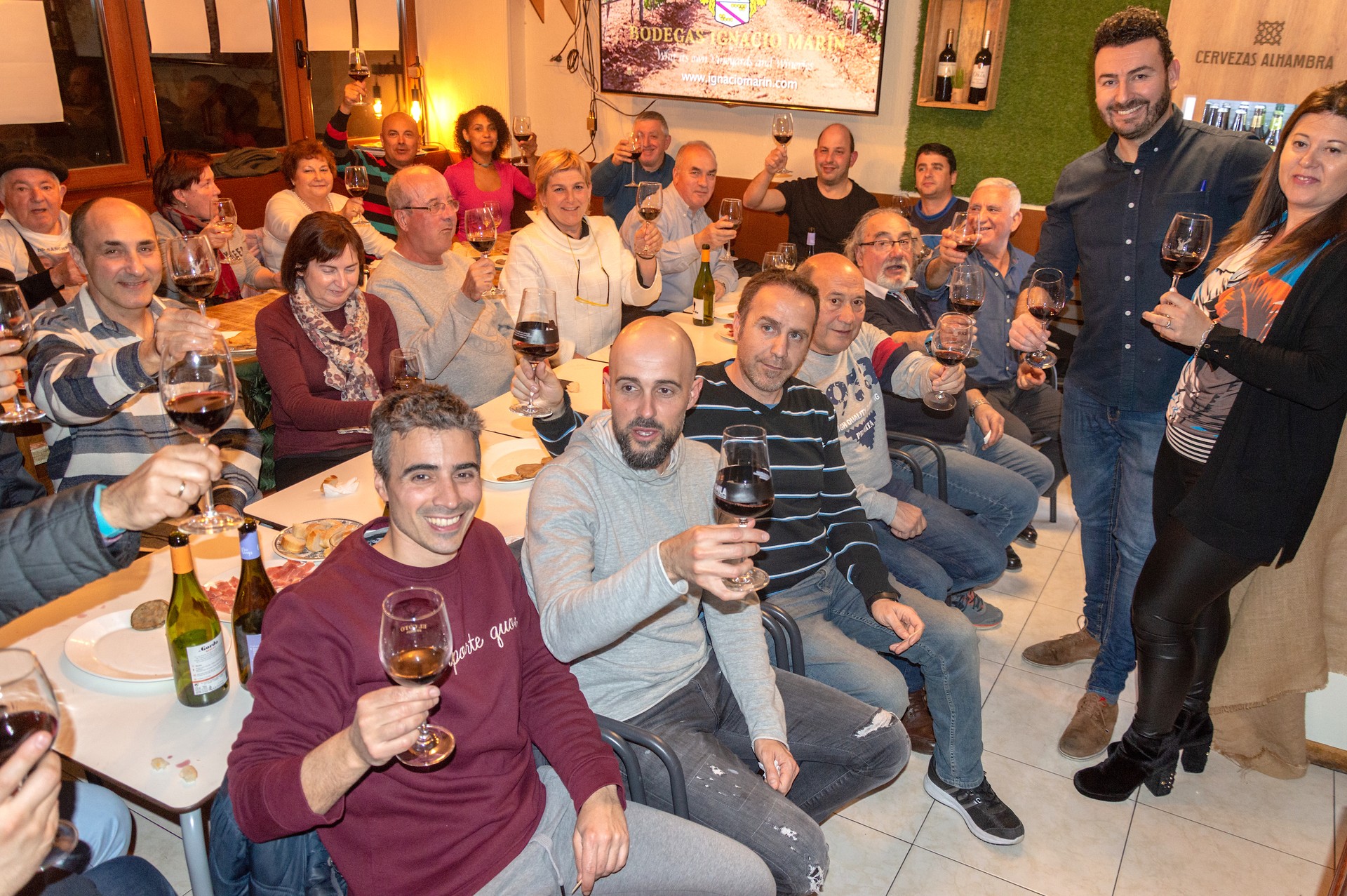 Lagunartean ardoa dastatzen