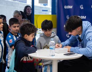 Harrera beroa egin diote herritarrek