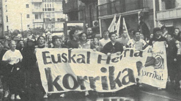 Txuri-beltzean nahiz koloretan, beti euskararen alde