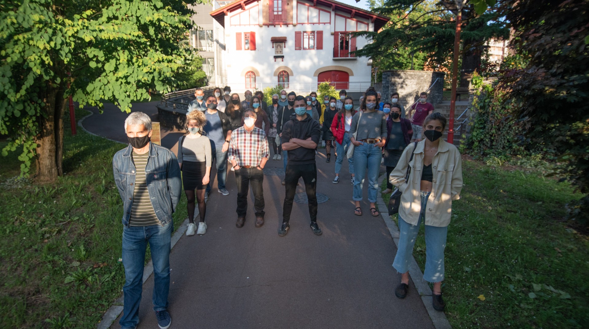 Burujabetza lortzeko bidean urratsak egiteko deia luzatu dute eragile eta norbanakoek