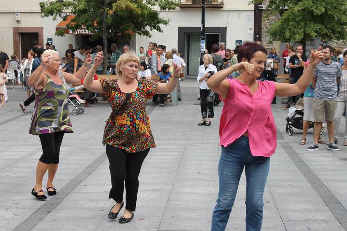 Okendo plaza dantzan jarri dute iraileko azken igandean