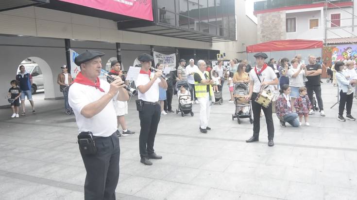 LOZET elkartearen erraldoiek Okendo plazan dantzatu dute