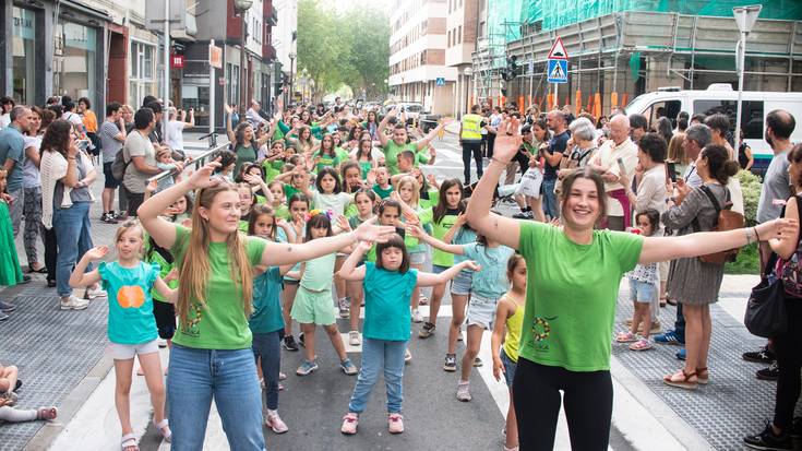 Desfile koloretsu batekin ekin diote 21. Antzerki eta Dantza Asteari