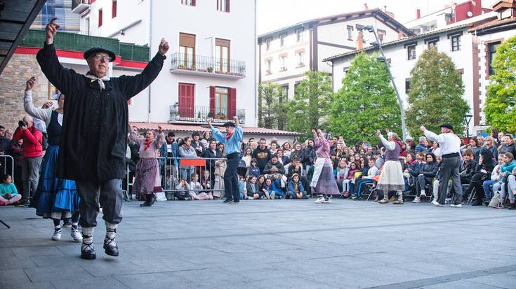 Dantzaren Nazioarteko Eguna ospatuko dute gaur Okendo plazan