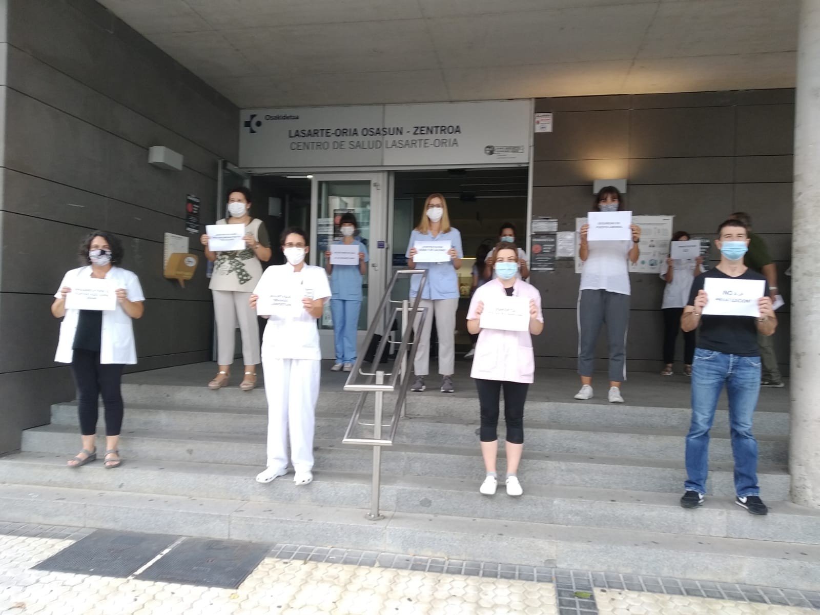 Osasun langileek protesta egin dute ostiral arratsaldean