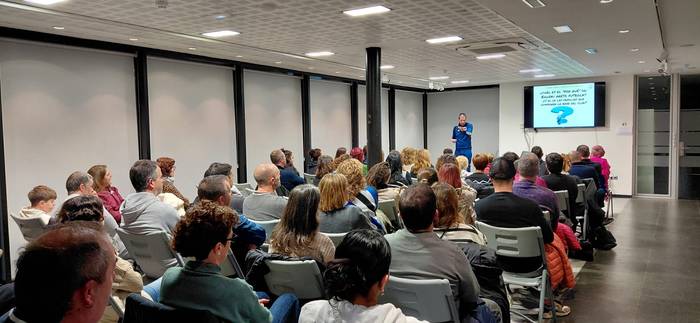 Gurasoek kirol esparruan duten paperaz solastu dira Eguzki Areto futboleko kideak