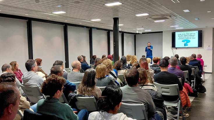 Gurasoek kirol esparruan duten paperaz solastu dira Eguzki Areto futboleko kideak