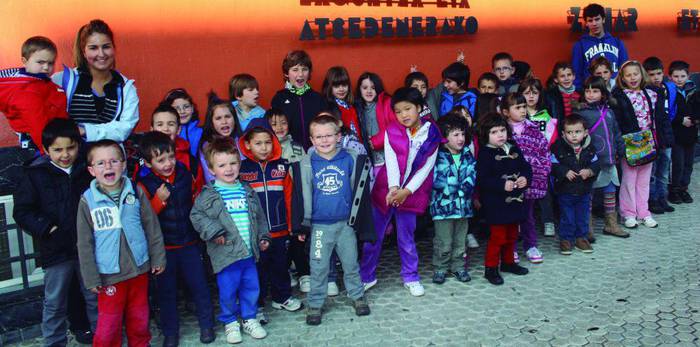 Zientzi museora irteera egin dute txikiek