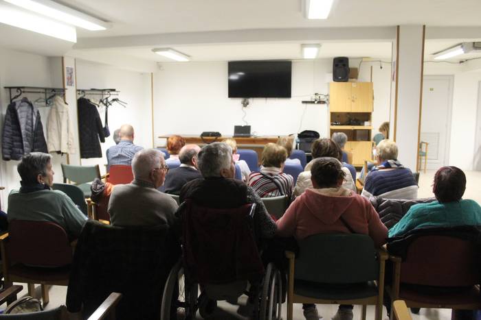 Gogoetarako arratsalde aproposa izan dute herriko nagusiek eta haurrek