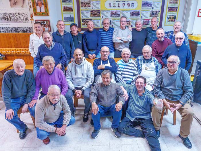 Lasartearrako jokalari ohiek iragana gogoratzeko bazkaria egin dute