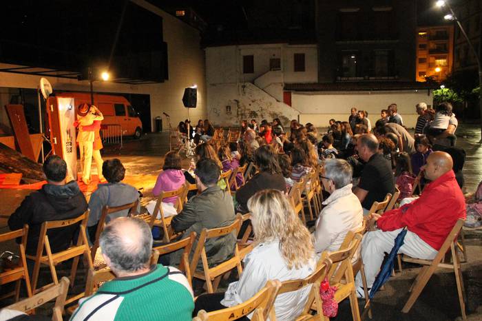 Lur azpiko komedia eta komeriak Entre Lombrices antzerkiaren eskutik
