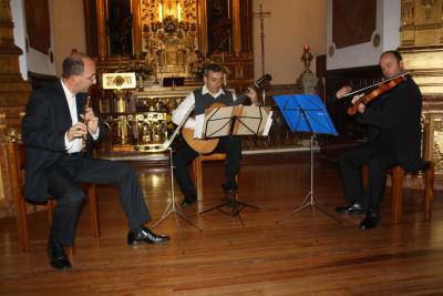 Flauta, biola eta gitarra hirukotea