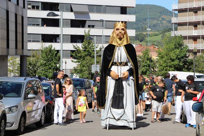 Guadalupeko Ama Birjinaren eta Extremadurako Egunaren jaiak: LOZETen buruhandi eta erraldoien kalejira
