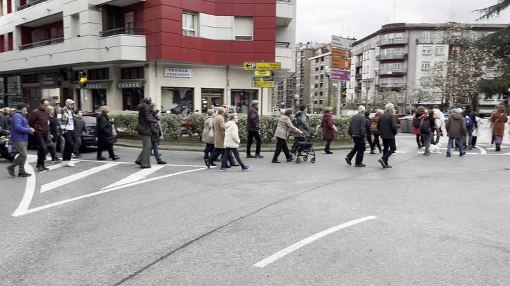 Jende andanak parte hartu du osasungintza publikoaren aldeko manifestazioan