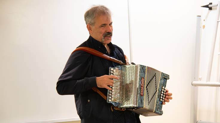 Joseba Tapia musikariak bi kanta abestu zituen