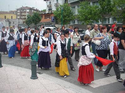 Musika eta dantzak hartu zituen erdigune eta auzoak