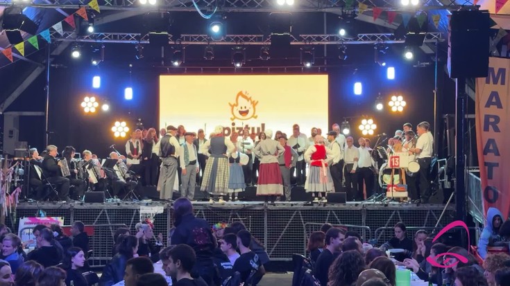 Ikuskizun ederra eskaini dute kantuz, dantzaz eta akordeoiez baliaturik