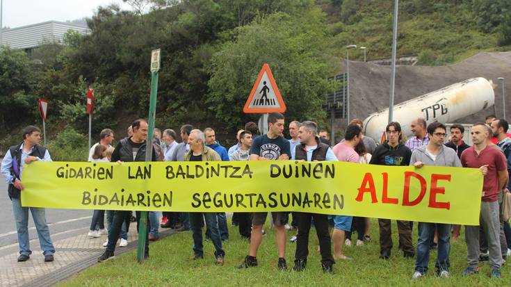 Autobus gidariek bertan behera utzi dute greba