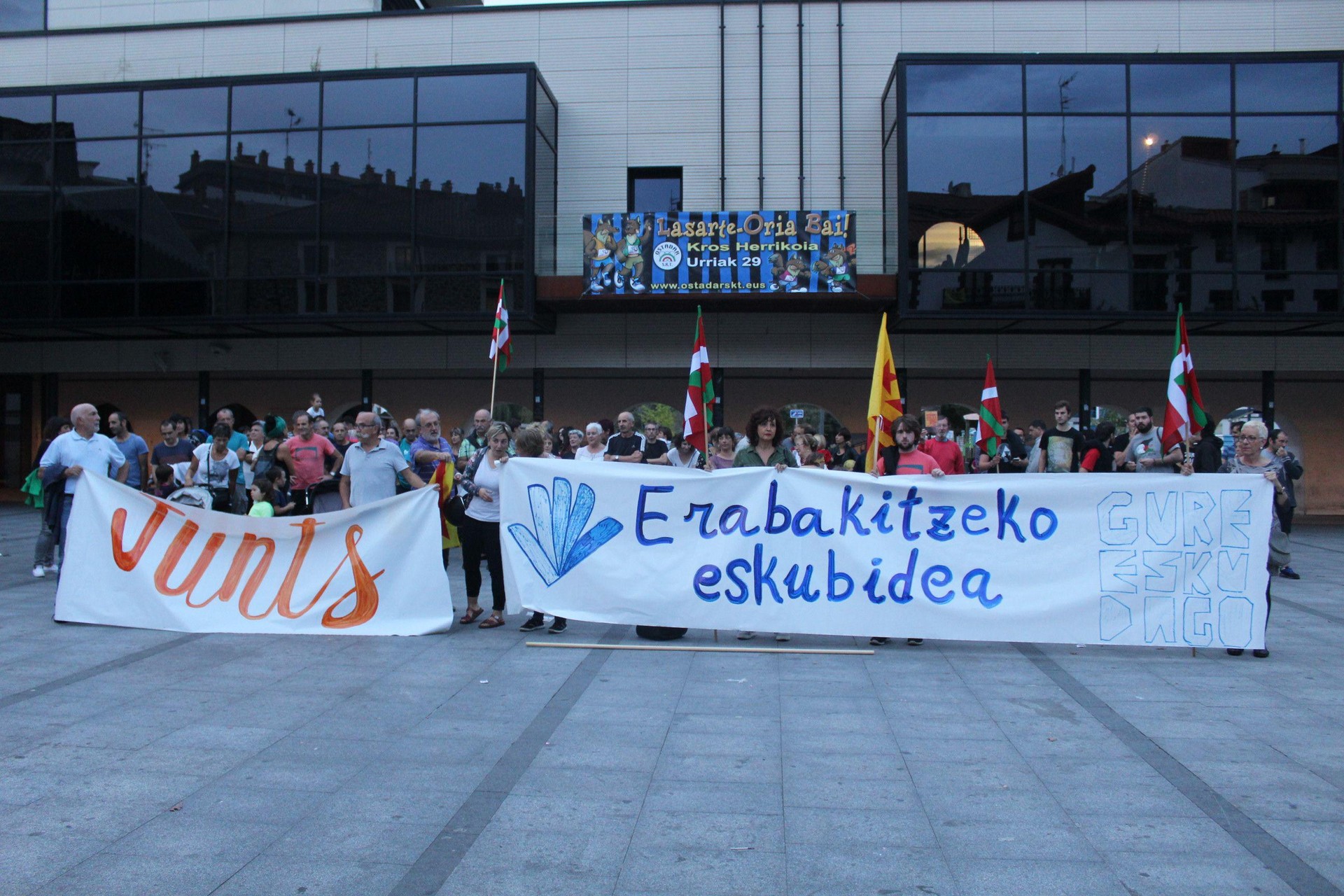 Lasarte-Oriak elkartasuna adierazi die Kataluniako atxilotuei